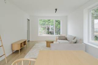 Het huis beschikt over een bewoonbare oppervlakte van 117m² en een zonnige tuin, ideaal om te genieten van rust en buitenruimte.De indeling is praktisch en doordacht:- Inkomhal met gastentoilet- Een volledig uitgeruste keuken met moderne afwerking- Lichtrijke leefruimte met toegang tot de tuin- Een praktische bergruimte- 3 volwaardige slaapkamers- Een volledig uitgeruste badkamer- Zolder te bereiken via vaste trap (mogelijkheid tot het inrichten van een 4e slaapkamer)Dankzij de gunstige ligging bevindt het centrum van Kortrijk zich op wandel- en fietsafstand, terwijl ook de belangrijkste invalswegen vlot bereikbaar zijn. Dit maakt het huis ideaal voor zowel eigen bewoning als investering.Verplichte aankoop van een carport of staanplaats. Bent u op zoek naar een energiezuinige woning met tuin op een topligging in Kortrijk? Dan is dit huis in Sluis 9 zeker een bezoek waard.Contacteer Alissia Dewitte - 0472 18 64 21 of Sarah Hanson - 0493 25 46 80 - voor het inplannen van een bezoek of meer info.