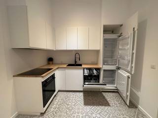 Instapklaar gerenoveerd appartement met zicht op de Sint-Andriesplaats<br /><br />Op zoek naar een ideale starterswoning of een interessante investering in het hart van het bruisende Antwerpen? Dan is dit volledig gerenoveerde appartement aan de Lange Vlierstraat 4 zeker een bezoek waard.<br /><br />Gelegen in de populaire Sint-Andrieswijk, tussen het historische stadscentrum en het trendy Zuid, geniet u hier van een unieke locatie met zicht op de gezellige Sint-Andriesplaats, omringd door sfeervolle cafés en restaurants. De bekende Kloosterstraat, de Scheldekaaien en het openbaar vervoer bevinden zich op wandelafstand.<br /><br />Het appartement heeft een bewoonbare oppervlakte van 76 m² en werd in 2023 volledig gerenoveerd volgens de regels van de kunst. De lichtrijke leefruimte met open keuken wordt extra ruimtelijk dankzij de hoge plafonds, wat zorgt voor een aangenaam gevoel van licht en openheid. Verder beschikt het appartement over een ruime slaapkamer, badkamer, praktische berging en een gezellige buitenpatio.<br /><br />Een absolute meerwaarde is de uitzonderlijk grote kelder van ongeveer 60 m², ideaal als opslagruimte, hobbyruimte, atelier of wijnkelder.<br /><br />Bovendien is er geen syndicus aanwezig, waardoor de vaste gemeenschappelijke kosten tot een absoluut minimum beperkt blijven, een belangrijke troef voor zowel eigenaars als investeerders.<br /><br />Troeven<br /><br />✔ Volledig gerenoveerd in 2023<br /> ✔ Topligging in de geliefde Sint-Andrieswijk<br /> ✔ Zicht op de Sint-Andriesplaats<br /> ✔ 76 m² bewoonbare oppervlakte<br /> ✔ Hoge plafonds in living en keuken<br /> ✔ 1 ruime slaapkamer<br /> ✔ Gezellige buitenpatio<br /> ✔ Praktische berging<br /> ✔ Kelder van ca. 60 m²<br /> ✔ Op wandelafstand van Kloosterstraat en Schelde<br /> ✔ Openbaar vervoer vlakbij<br /> ✔ Geen syndicus en zeer lage vaste kosten<br /><br />Een instapklare stadswoning met karakter, ruimte en uitzonderlijk lage vaste kosten, ideaal voor starters die willen genieten van het hippe en authentieke Antwerpen.