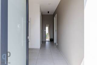 Op wandelafstand van centrum en station Zottegem vinden we deze recente halfopen bebouwing in uitermate goede staat van onderhoud. Deze woning beschikt over een ruime inkomhall met gastentoilet, lichtrijke leefruimte en eetplaats met open, ingerichte keuken en handige berging/wasplaats. Op het verdiep zijn er 3 slaapkamers en een badkamer met ligbad en douche. De zolder is volledig afgewerkt en geeft u een extra zee van plaats, wat deze woning tot een ideale gezinswoning maakt op een uiterst goede locatie. Naast de woning treffen we een oprit met carport en achteraan een tuintje met aangelegd terras. Ideaal als opbrengsteigendom of gezinswoning op wandelafstand van alle accommodaties. Voor meer inlichtingen of een bezoek, contacteer Veronique 0483/676579