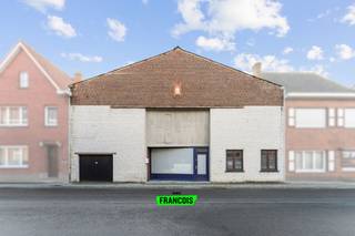 Veelzijdige woning/loods met tal van mogelijkheden<br /><br />Deze unieke loods biedt een dubbele functie en kan zowel (deels) ingericht worden als woongelegenheid als gebruikt worden voor opslag. Dankzij deze flexibiliteit vormt dit pand een bijzonder interessante investering met een breed scala aan mogelijkheden.<br /><br />Een van de grootste troeven is de vrijheid om de ruimtes volledig naar eigen wens in te delen. Droom je van een combinatie van wonen en hobbyruimte? Ben je op zoek naar een ruime opslagplaats? Of wil je het geheel omvormen tot een comfortabele woonst, volledig ingericht volgens jouw smaak en behoeften? Hier kan het allemaal.<br /><br />Deze eigendom biedt een uitstekende opportuniteit voor wie op zoek is naar ruimte, flexibiliteit en toekomstpotentieel op één locatie. Laat je inspireren door de vele mogelijkheden en creëer een invulling die perfect aansluit bij jouw plannen.<br /><br />Contacteer ons snel voor een bezoek: 051 47 48 47 of mail naar Tielt@immofrancois.be