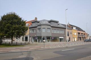 Op te frissen handelsruimte, goed gelegen op de hoek van de Tijdokstraat en de Kustlaan te Zeebrugge met grote zichtbaarheid en veel passage.Met een...