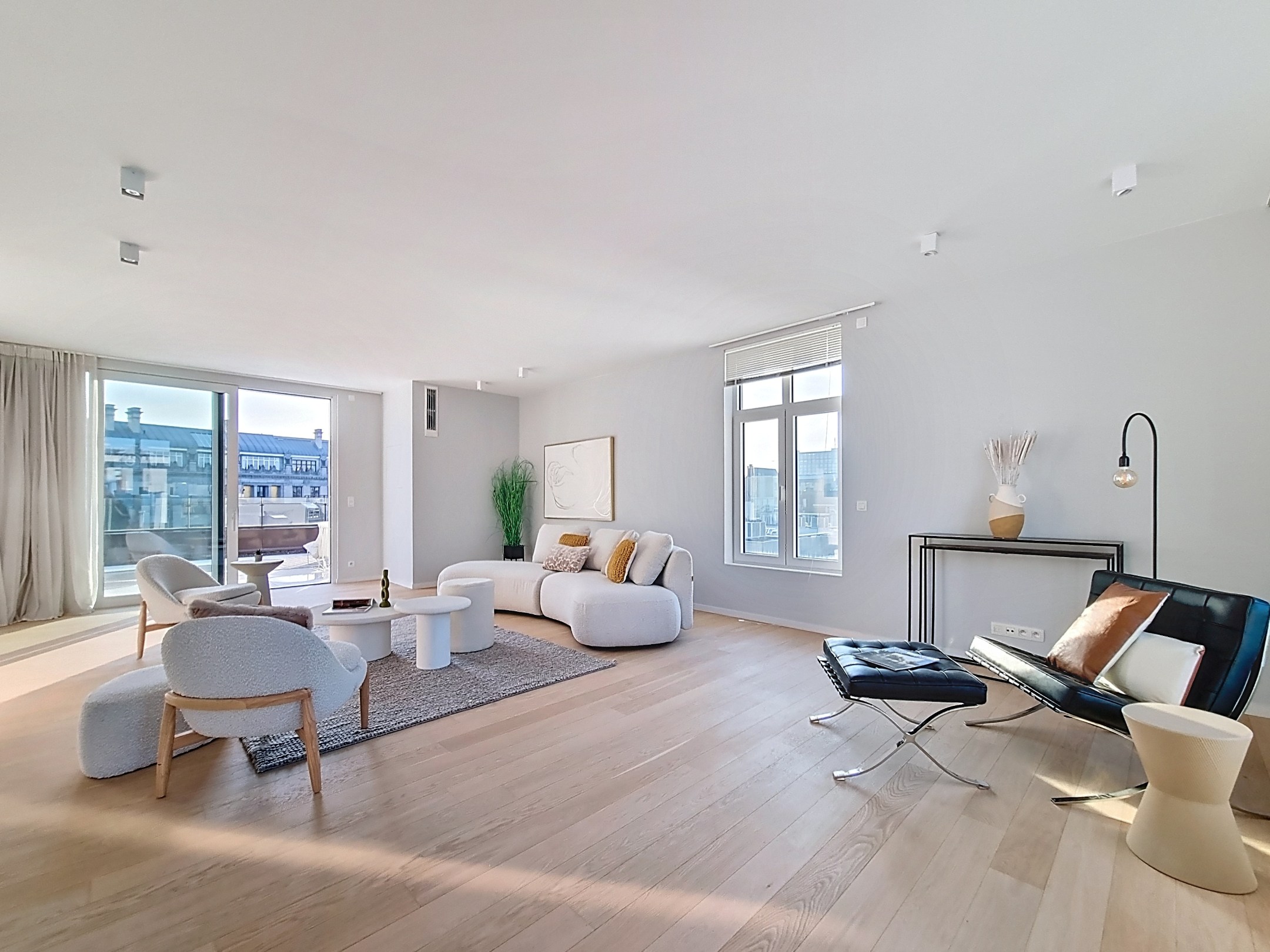 Luxury penthouse with spacious terrace and 3 indoor garages - photo 4