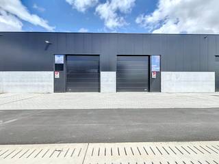 Nieuwbouw KMO-unit te huur van ca. 180 m² in project Saturnus te Sint-Baafs-Vijve. Voorzieningen: - Parkeerplaats- Lichtstraat- Gepolierde...