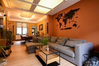 Deze uitzonderlijk woning met originele traphal is een ideale thuis voor grote gezinnen, als kangoeroewoonst of mensen die op zoek zijn naar een...