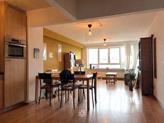 <p><span>GENT - Godhuizenlaan 129: Op zoek naar een</span><span> centraal gelegen appartement met prachtig uitzicht te huur in Gent? </span><span>Dan is dit pand mogelijk iets voor u.</span></p><p><span> </span></p><p><span>De belangrijkste troeven in een notendop: </span></p><ul><li><span>Gelegen nabij centrum Gent en rechtover de Bijlokesite</span></li></ul><ul><li><span>Goed bereikbaar met het openbaar vervoer, per fiets en te voet</span></li><li><span>Ruime living met prachtig uitzicht over de stad</span></li><li><span>Gezellig terras</span></li><li><span>De achter - en zijgevel zijn in 2025 volledig vernieuwd en geïsoleerd</span></li></ul><p><span> </span></p><p><span>Indeling:</span></p><p><span>Leef- en eetruimte met open keuken (kookplaat, dampkap, oven, koelkast, vaatwasmachine), slaapkamer met toegang tot het terras, vernieuwde badkamer met douche, lavabo, toilet en aansluiting wasmachine.</span></p><p><span>Inclusief ruime kelderberging en overdekte fietsenstalling.</span></p><p><span> </span></p><p><span>Beschikbaar vanaf 01/12/2026. Domicilie verplicht.</span></p><p><span>Huurprijs: € 795 + € 75 algemene kosten. EGW afzonderlijk af te rekenen. </span></p><p><span> </span></p><p><span>Neem contact op met Axel Lenaerts makelaars voor een bezoek ter plaatse via een link op onze website.</span></p>