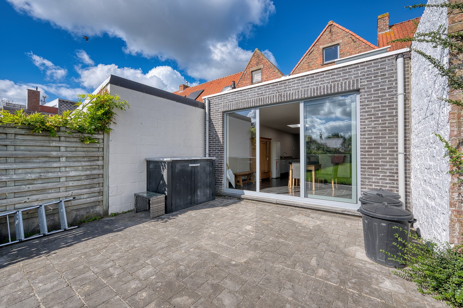 Assebroek, RUIME LICHTRIJKE INSTAPKLARE WONING met GROTE TUIN met UITWEG+ OPRIT , mogelijkheid garage te bouwen,3 SLAAPKAMERS, Badkamer en douchekamer. - foto 4