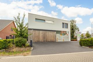 TE KOOP MET PRE-VIEW: enkel op afspraak.<br /><br />Dit instapklare appartement uit 2021 geniet van een uitstekende ligging nabij het centrum van Oostmalle. Dankzij de moderne afwerking, de aangename lichtinval en het mooie uitzicht op groen biedt dit appartement een bijzonder comfortabele woonomgeving.<br /><br />INDELING: <br />Bij het binnenkomen betreedt u de inkomhal, die toegang geeft tot de ruime en lichtrijke leefruimte met volledig geïnstalleerde open keuken. De grote raampartijen zorgen voor een aangename hoeveelheid natuurlijk licht en bieden toegang tot het terras waar u kan genieten van een mooi uitzicht op de groene omgeving.<br /><br />Via de hal bereikt u verder het aparte gastentoilet, de badkamer met inloopdouche en dubbele lavabo en twee ruime slaapkamers.<br /><br />Daarnaast geniet het appartement van tal van praktische extra’s, waaronder een veiligheidsdeur/branddeur en vliegenramen in alle ruimtes. Er is eveneens een zeer ruime inpandige garagebox met hoge plafonds, rechtstreeks toegankelijk via de hal, en een riante privékelderberging. De kelderberging is inbegrepen in de prijs. De inpandige garagebox is verplicht mee aan te kopen voor €25.000.<br /><br />Verder kan u gebruikmaken van de gemeenschappelijke tuin en een praktische fietsenberging met voldoende stopcontacten, waardoor ook elektrische fietsen gemakkelijk kunnen worden gestald en opgeladen. Aan de zijgevel is bovendien een kraantje voorzien dat aangesloten is op de regenwaterput.<br /><br />Een ideaal appartement voor wie modern wooncomfort wil combineren met een centrale ligging nabij het centrum van Oostmalle.<br /><br />BIJZONDERHEDEN: <br />- Goede locatie<br />- Gunstig EPC<br />- Inpandige garagebox verplicht bij aan te kopen van 25.000 euro<br />- Terras met zicht op het groen<br />- Ventilatie type D<br />- 6 zonnepanelen<br /><br />Voor meer info of een bezoek ter plaatse kan u vrijblijvend contact opnemen met Lieselotte op 03.227.58.58 of lieselotte@reds.be.