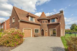 <h1><span>Ruim landhuis met 4 slaapkamers, garage, dubbele oprit en zonnige tuin in Ekeren!</span></h1>
<p><span>Bent u op zoek naar een ruime woning met </span><strong><span>veel licht, een aangename tuin én mogelijkheden om wonen en werken te combineren?</span></strong><span> Dan is dit karaktervolle landhuis met 4 slaapkamers, dubbele oprit, garage en ruime tuin absoluut een bezoek waard!</span></p>
<h2><span>Indeling – gelijkvloers</span></h2>
<p><span>Via de ruime inkomhal bereiken we de aangename leefruimte, voorzien van </span><strong><span>terracotta-tegels en een gezellige houtkachel</span></strong><span>. De ruimte is praktisch ingedeeld met een aparte zithoek en eetkamer.</span></p>
<p><span>Aansluitend bevindt zich de geïnstalleerde leefkeuken met handige ontbijthoek.</span></p>
<p><span>Verder beschikt het gelijkvloers over een </span><strong><span>garage met elektrische poort</span></strong><span> en een ruime berging met aansluiting voor de wasmachine. Vanuit de berging heeft u rechtstreeks toegang tot de tuin.</span></p>
<h2><span>Indeling – eerste verdieping</span></h2>
<p><span>De eerste verdieping omvat </span><strong><span>vier slaapkamers</span></strong><span>, waarvan één momenteel ingericht is als praktijkruimte en één beschikt over een handige dressing.</span></p>
<p><span>De royale badkamer is uitgerust met een </span><strong><span>inloopdouche, ligbad met jacuzzi-functie en dubbele lavabo</span></strong><span>.</span></p>
<p><span>Via de nachthal heeft u bovendien toegang tot de ruime bergzolder, die extra opbergruimte biedt.</span></p>
<h2><span>Buitenruimte</span></h2>
<p><span>Vooraan beschikt de woning over een </span><strong><span>dubbele oprit</span></strong><span>, langs beide zijden van de woning. Hierdoor is er ruim voldoende parkeergelegenheid en heeft u bovendien een vlotte toegang tot de garage en tuin.</span></p>
<p><span>Achteraan geniet u van een ruime tuin met terras en een </span><strong><span>tuinhuis van ca. 40 m²</span></strong><span>, voorzien van elektriciteit.</span></p>
<h2><span>Troeven</span></h2>
<p><span>✔ Mogelijkheid tot combinatie wonen en werken</span><br /><span>✔ Ruime tuinberging van ca. 40 m² met elektriciteit<br /></span><span>✔ Dubbele oprit met veel parkeergelegenheid</span><br /><span>✔ EPC B – 171 kWh/m²/jaar - </span><span>Zonnepanelen en thuisbatterij</span><br /><span>✔ Asbestveilig</span><br /><span>✔ Verkoop onder het registratiestelsel</span></p>
<h2>Interesse</h2>
<p><span>Laat deze opportuniteit niet aan u voorbijgaan. <br />📞 03 568 03 03 <br />✉️ info@vastgoed03.be <br />👉 Vastgoed 03 – plan vandaag nog uw bezoek!</span></p>