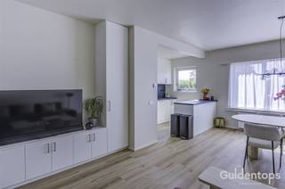 Welkom in dit volledig vernieuwde en modern ingericht appartement op een zeer rustige ligging in Wilrijk! Met een bewoonbare oppervlakte van 86 m² geniet u hier van comfort, stijl en energiezuinig wonen.Het appartement beschikt over twee ruime slaapkamers, beide met praktische ingemaakte kasten. De lichtrijke woonkamer met knappe vloer sluit naadloos aan op de open, volledig uitgeruste keuken met eiland in zwarte natuursteen – ideaal voor wie houdt van een moderne en gezellige leefruimte.De badkamer is strak en functioneel afgewerkt. Extra troeven zijn de aanwezige airconditioning, het energiezuinige karakter en de lage algemene kosten.Achteraan op het ruim terras geniet u in alle rust van het mooie uitzicht.Gelegen in een rustige en gegeerde buurt, met vlotte verbindingen en alle voorzieningen in de nabijheid.bijzonderheden:- kleinschalig gebouw en lage algemene kosten (geen lift),- volledig vernieuwd in 2025 met knappe materialen (ingemaakte kasten, airco's....),- zeer goede, rustige ligging vlakbij winkels, scholen, parken en verschillende uitvalswegen,- goede energie-efficiëntie en elektriciteit conform,- knap terras met mooi, rustig uitzicht.Mogelijkheid tot aankoop van een garagebox aan €23.000.Ideaal voor starters, koppels of kleine gezinnen die op zoek zijn naar een instap klaar appartement op knappe ligging met hedendaags comfort! contacteer ons nu voor één van onze eerste bezoekmomenten