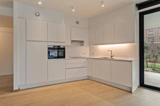 Op een toplocatie in hartje Waregem bevindt zich deze energiezuinige en comfortabele assistentiewoning, gelegen in residentie Pur Sang, waar het stijlvol wonen is en waar ingespeeld wordt op uiteenlopende woonbehoeften.<br /><br />Het appartement is volledig instapklaar en voorzien van alle modern en hulpbehoevend comfort. Elke ruimte is ook rolstoelvriendelijk.<br /><br />De indeling is als volgt: <br />- inkomhal met gastentoilet<br />- ruime living met open uitgeruste keuken<br />- 1 volwaardige slaapkamer<br />- comfortabele en aangepaste badkamer<br />- gezellig gelijkvloers privé terras met zicht op de Westerlaan. <br /><br />Naast dit appartement zijn ook nog andere opportuniteiten in verschillende groottes en indelingen beschikbaar, al dan niet verhuurd. Er is keuze uit 1, 2 of 3 slaapkamers.<br /><br />Prijzen variëren tussen €292.000 en €706.000 (bruto rendementen variërend van 3,58% tot 4,69%). Er is ook mogelijkheid tot aankoop van een parkeerplaats en berging in de ondergrondse gemeenschappelijke verdieping. Bruto rendement voor dit appartement: 4,69%. <br /><br /><br />Residentie Pur Sang biedt niet alleen een fijne woning, maar ook een uitgebreid pakket aan faciliteiten:<br />- Restaurant met heerlijke, vers bereide maaltijden<br />- Wellnessfaciliteiten en fitnessruimte <br />- Kapper, kinesist en schoonheidsspecialist ter plaatse<br />- Diensten zoals boodschappendienst, apotheekservice en broodbesteldienst<br />- 24/7 medische permanentie en crisisassistentie<br />- georganiseerde activiteiten voor bewoners en hun familie<br />Daarnaast kunt u genieten van een prachtig aangelegde tuin met zwembad, ideaal voor ontspanning.<br /><br />Deze assistentiewoningen zijn niet alleen een zekerheid voor comfortabel wonen, maar ook een uitstekende investering:<br />- Aankoop aan een verlaagd BTW-tarief van 12%<br />- Vrijstelling van onroerende voorheffing <br /><br />Of u nu op zoek bent naar een nieuwe woning of een interessante investering, Residentie Pur Sang biedt alles wat u nodig heeft. Wij nodigen u graag uit voor een persoonlijk gesprek, bij ons op kantoor of bij u thuis, om dit unieke project te ontdekken.<br /><br />Investeer in een zorgeloze toekomst vol comfort en luxe in het hart van Waregem.