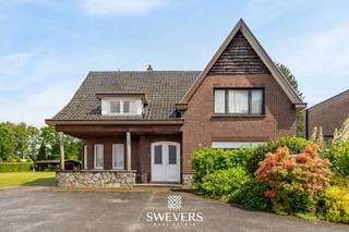 Voor meer info en foto’s, surf naar www.swevers.be – Op Tessenderlosesteenweg 172 in Paal vindt u deze open bebouwing uit 1963 op een ruim perceel van 800 m². De woning heeft een bewoonbare oppervlakte van 186 m² en biedt heel wat potentieel voor wie op zoek is naar een renovatieproject met ruimte, karakter en toekomstmogelijkheden.<br />Via de inkomhal komt u in de lichtrijke leefruimte van ongeveer 30 m², met plaats voor een gezellige zithoek en eetruimte. Aansluitend bevindt zich de keuken, die volledig naar eigen smaak vernieuwd kan worden. Op het gelijkvloers is er daarnaast een ruime polyvalente ruimte, ideaal als slaapkamer, bureau, hobbykamer, speelkamer of praktijkruimte. Verder zijn er een garage van 18 m² en een kelder van 10 m².<br />Op de eerste verdieping bevinden zich drie kamers van circa 15,40 m², 12 m² en 12 m². Deze kunnen flexibel ingericht worden als slaapkamers, dressing, bureau of hobbyruimte. Ook de badkamer bevindt zich op deze verdieping en kan volledig gerenoveerd worden. De zolder van ongeveer 20 m² is bereikbaar via een vaste trap en biedt extra mogelijkheden voor opslag of verdere afwerking.<br />De ruime tuin met noord-oostelijke oriëntatie biedt volop kansen om een aangename buitenruimte te creëren. De ligging is praktisch en vlot bereikbaar, met openbaar vervoer op 350 meter, scholen op 2 kilometer, de autosnelweg op 2,5 kilometer en de Paalse Plas op slechts 850 meter.<br />Een interessante kans voor wie een open bebouwing met veel potentieel zoekt in Paal.<br />Voor meer informatie, bel 011 255 155. Bron bewoonbare oppervlakte: EPC – verslag. Dit pand is onderworpen aan de renovatieverplichting van de Vlaamse overheid voor residentiële gebouwen (behoudens bij sloop binnen 5 jaar na de aankoop). Consulteer voor meer informatie de website van het Vlaams Energie- en Klimaatagentschap via https://www.vlaanderen.be/een-huis-of-appartement-kopen/renovatieverplichting-voor-residentiele-gebouwen.