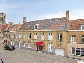 het historisch centrum van Veurne vinden we deze handelswoning terug. Op de Houtmarkt heeft het pand een vlotte bereikbaarheid en...