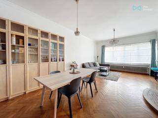 MAIL : clara.ja@weinvest.be - TEL : 0456126985<br /><br />We Invest biedt u exclusief dit prachtige appartement van 88 m² aan, gelegen nabij de ULB en alle voorzieningen (winkels, restaurants, openbaar vervoer, enz.).<br /><br />Gelegen op het gelijkvloers van een gebouw met 5 verdiepingen, is het appartement als volgt ingedeeld: een inkomhal, een ruime leefruimte, een volledig uitgeruste keuken, een apart toilet, een badkamer, twee slaapkamers (± 15 m² en 11 m²) die uitgeven op een zuidgerichte tuin, evenals een kelder.<br /><br />Een garagebox met rechtstreekse toegang via de tuin is inbegrepen in de prijs!<br /><br />Lasten: €200 (gemeenschappelijke kosten, voorschot verwarming en privatief warm water)<br /><br />Beschikbaar vanaf 1 juli 2026.<br /><br />EPB: G<br /><br />Zeker een bezoek waard! Voor meer exclusieve panden, bezoek www.weinvest.be