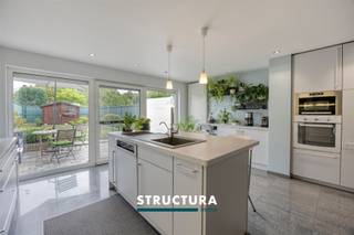 Op zoek naar een instapklare woning met ruimte voor het hele gezin? Deze volledig gerenoveerde woning biedt een aangename combinatie van comfort, licht en functionaliteit. De open leefruimtes, vier slaapkamers, twee badkamers en de gezellige tuin zorgen voor een bijzonder praktische woonindeling. Bovendien werd het dak in 2024 volledig vernieuwd, inclusief nieuwe Velux-ramen. Dankzij het EPC-label B, de conforme elektriciteit en de rustige ligging met vlotte bereikbaarheid geniet u hier van comfortabel en energiezuinig wonen.Indeling- Gelijkvloers: inkomhal met gastentoilet, gezellige leefruimte, eetplaats en open, volledig geïnstalleerde keuken met grote raampartijen en rechtstreekse toegang tot het terras en de tuin.- Eerste verdieping: twee slaapkamers en een badkamer.- Tweede verdieping: twee slaapkamers, waarvan één met mezzanine, en een tweede badkamer.- Kelder- Exterieur: aangename tuin met terras.Karakteristieken- Volledig gerenoveerd en instapklaar- 4 slaapkamers en 2 badkamers- 3 toiletten- Dak vernieuwd + nieuwe veluxramen in 2024- EPC B – energiezuinig- Elektriciteit conform- Goede bereikbaarheid- Vrij bij akteEen complete en instapklare gezinswoning waar ruimte, energiezuinigheid en wooncomfort mooi samenkomen. Dankzij de vier slaapkamers, twee badkamers en aangename tuin biedt deze woning alle troeven voor wie op zoek is naar een comfortabele thuis op een rustige én goed bereikbare locatie.Interesse? Contacteer Structura voor meer informatie of een bezoek ter plaatse via 02 460 80 46 of info@structura.be