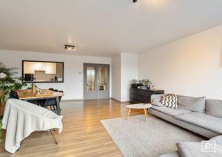 <p><span>Tirlemont : Appartement moderne de 2 chambres à coucher récemment rénové</span></p><p><span> </span></p><p><span>Cet appartement spacieux de 101 m² récemment rénové est situé au cœur de Tirlemont et offre tout ce dont vous avez besoin pour vivre confortablement. L'appartement est situé au quatrième étage, qui est également l'étage le plus élevé. </span></p><p><span>Nous entrons dans l'appartement par un hall d'entrée spacieux, qui donne accès à la salle de séjour lumineuse et à la cuisine rénovée attenante. De l'autre côté de l'appartement se trouvent deux chambres spacieuses dont la chambre principale a également accès à une terrasse orientée vers l'est. La salle de bains a été récemment rénovée et équipée d'une douche agréable. </span></p><p><span>Pour compléter l'appartement, il y a également un débarras au sous-sol et 2 places de parking (l'une derrière l'autre). </span></p><p><span>Vous êtes à la recherche d'un appartement spacieux dans le centre de Tirlemont ? Ne cherchez pas plus loin et prenez rendez-vous dès aujourd'hui ! </span></p><p><span> </span></p>