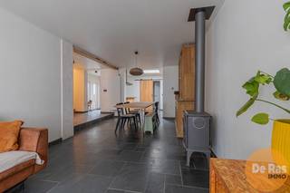 EERSTE BEZOEKDAG ZATERDAG 28/3 VAN 10U TOT 12U (enkel op afspraak!)<br /><br />HAALTERT - Deze woning ligt in een rustige, doodlopende straat met een bijzonder centrale ligging. Scholen, winkels, openbaar vervoer en belangrijke invalswegen zijn allen dichtbij. <br />De woning werd binnen reeds voor een groot stuk gerenoveerd en ook een stuk bijgebouwd. <br /><br />Op het gelijkvloers bevinden zich de inkomhal, een badkamer met douche, een woonkamer, een volledig geïnstalleerde keuken met leuke ontbijthoek, een ruimte voor eventueel een burau, een praktische wasplaats/berging en een apart toilet. Op de eerste verdieping zijn er naast de nachthal slaapkamers. Achteraan is er een zuidgerichte ruime tuin die heel wat potentieel biedt voor wie graag buiten leeft en een prachtig zicht heeft op de groene omgeving. Ook een buitenberging en voldoende opslagplaats zijn aanwezig. <br />Vooraan de woning bevinden zich meerdere staanplaatsen. <br />Extra troef aan deze woning is de doorgang links (deur) van de woning, wat het praktisch maakt om met fietsen, vuilnis en dergelijke te passeren.<br /><br />Kortom ben je op zoek naar een solide woning met mogelijkheden op een vlot bereikbare maar toch rustige verkeersluwe en centraal gelegen locatie, voorzien van 3 slaapkamers en tuin? <br />Aarzel dan niet en plan snel een afspraak! meer info of bezoek: 053/606560<br /><br />De vermelde prijs is een richtprijs. Na ontvangst van de biedingen zal de verkoper beslissen of hij/zij de eigendom verkoopt aan het beste bod. De richtprijs is aldus niet bindend voor de verkoper. Voor meer info kunt u ons contacteren of het reglement raadplegen op onze website.