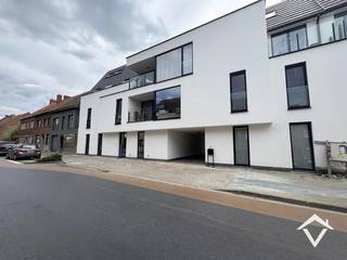 Dit mooi nieuwbouwappartement is gelegen op de 3de verdieping van de Residentie La Poste FASE 2.<br /><br />Deze residentie La Poste is een nieuw project, gelegen op een unieke ligging in het centrum van Eernegem, in de onmiddellijke omgeving van alle winkels, bakkers, scholen, gemeentehuis, bibliotheek…<br /><br />Deze residentie bestaat uit 11 moderne en comfortabele appartementen . Het appartement 3.2 op de derde verdieping bestaat uit: lift - inkomhal - toilet - living - terras van 7,6 m² - keuken - berging - nachthal - 2 slaapkamers - badkamer.<br /><br />Achteraan de residentie worden bovengrondse garages en staanplaatsen alsook een ruime gemeenschappelijke fietsenberging voorzien. Er is een mogelijkheid tot aankopen van een garage: 30.000,00 euro excl. BTW<br /><br />Kortom een lichtrijk nieuwbouwappartement waar u intens kunt genieten van een unieke woonbeleving. <br /><br />EPC: appartement in aanbouw UC: Appartement in aanbouw<br /><br />Voor meer informatie omtrent dit prachtig nieuwbouwproject maak een afspraak via 0476772446 of info@vastgoedsinnaeve.be<br /><br />Nota : Alle vermelde prijzen zijn steeds exclusief kosten en BTW