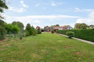 GEZELLIGE GEZINSWONING OP ROYAAL PERCEEL MET TUIN EN GARAGEOp zoek naar een woning met ruimte, privacy en tal van mogelijkheden? Deze open bebouwing...