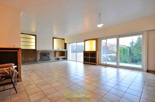 In het centrum van Berchem treft U deze bijzonder ruime eigendom! Uitstekend gelegen met verschillende lokale handelszaken, scholen en...