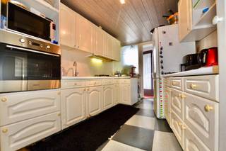 Ontdek deze prachtige bel-étage in het hart van het centrum van Eeklo! Deze charmante woning biedt alles wat u zoekt voor comfortabel wonen en genieten.
Parkeer uw auto’s gemakkelijk in de ruime garage die plaats biedt aan drie wagens, of gebruik deze multifunctionele ruimte voor uw hobby’s, werk of extra opslagruimte.
Daarnaast beschikt de woning achteraan over twee autostandplaatsen in een handige carport, zodat u altijd verzekerd bent van voldoende parkeergelegenheid.
Op de eerste verdieping verwelkomt u een gezellige leefruimte, perfect voor ontspannen avonden met familie en vrienden. De ingerichte keuken maakt het wonen hier compleet. De twee zeer grote slaapkamers en de badkamer bevinden zich op de tweede verdieping en bieden volop ruimte voor rust en privacy.
Buiten geniet u van een sfeervolle stadstuin – koer, waar u kunt genieten van de zon en gezellige momenten in de buitenlucht. Daarnaast is er een praktische berging en wasplaats, waardoor alles netjes en georganiseerd blijft.
Deze woning ligt op een toplocatie, dichtbij alle winkels en dienstencentra die Eeklo te bieden heeft. Een ideale plek voor wie comfort, functionaliteit en een centrale ligging zoekt.
Bent u benieuwd naar deze unieke woning? Neem snel contact met ons op voor een bezoek via het nummer 09 336 16 15 of mail ons via info@vastgoedunicum.be, wij helpen u graag verder!