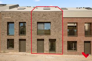 Bent u op zoek naar een stijlvolle en energiezuinige woning in hartje Leuven waar comfort centraal staat?<br />Bezoek dan snel deze prachtige nieuwbouwwoning met hoogwaardige afwerking in het prestigieuze project Burenberg.<br /><br />De woning beschikt over 3 slaapkamers, 2 badkamers, een privatieve parkeerplaats met laadpaal, 2 kelderbergingen, 2 fietsenstallingen en een bakfietsplaats.<br /><br />Bij het betreden van de woning komt u in een ruime inkomhal met gastentoilet. Op het gelijkvloers bevindt zich verder een praktische berging met aansluiting voor een wasmachine en een volledig uitgeruste open keuken met kookeiland. <br />De keuken is volledig geïnstalleerd met kwalitatieve toestellen zoals een BORA-inductiekookplaat. Aansluitend vindt u de lichtrijke eetruimte met indrukwekkende mezzanine en een plafondhoogte van maar liefst 5,50 meter, wat zorgt voor een uitzonderlijk ruimtelijk gevoel. Via de eetruimte heeft u toegang tot het terras.<br /><br />Op de eerste verdieping bevindt zich de gezellige leefruimte met een mooi open zicht en veel lichtinval door de grote raampartijen. <br />Verder vindt u hier een apart toilet, de eerste badkamer met douche en de eerste slaapkamer.<br />De tweede verdieping biedt nog twee volwaardige slaapkamers. De slaapkamer aan de achterzijde beschikt over een aangenaam privéterras met zicht op de gemeenschappelijke binnentuin.<br />Daarnaast is er een tweede badkamer met douche en een technische ruimte waarin alle technieken netjes zijn weggewerkt.<br /><br /><strong>Comfort en energiezuinigheid</strong><br /><br />Deze woning werd afgewerkt met oog voor kwaliteit en duurzaamheid:<br />• Geothermische warmtepomp met vloerverwarming én actieve koelfunctie.<br />• Regenwaterrecuperatie voor onder andere de toiletten.<br />• Vliegenramen in de volledige woning.<br />• Ventilatiesysteem type D in combinatie met raamventilatie.<br />• Voorbereiding voor de plaatsing van zonnepanelen.<br />• Raamdecoratie en verlichting worden nog voorzien.<br /><br /><strong>Praktische informatie</strong><br /><br />• Huurprijs: € 2.295 per maand<br />• Gemeenschappelijke kosten: 65€/maand <br />• Beschikbaar vanaf 01/08<br />• Inclusief 1 parkeerplaats met laadpaal, 2 private kelderbergingen, 2 fietsenstallingen en 1 bakfietsplaats.<br /><br />Deze instapklare nieuwbouwwoning combineert ruimte, luxe, energiezuinigheid en een uitstekende afwerking tot een bijzonder aangename woonervaring. <br /><br />Interesse? Neem gerust contact op voor meer informatie of een bezoek.