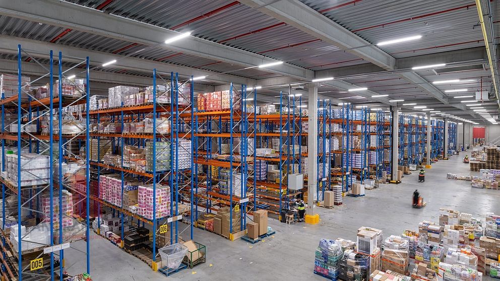 29.381 m² logistiek magazijn met 2.207 m² kantoren en 1.353 m² mezzanine nabij de E42 - foto 2