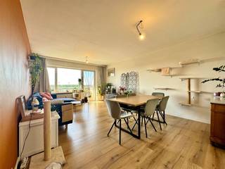 <p><span>Dit prachtig gerenoveerde tweeslaapkamerappartement is gelegen in de Elektriciteitsstraat te Mechelen, op een uitstekende locatie nabij de belangrijkste invalswegen en met een vlotte verbinding naar het centrum. Dankzij de ligging op de twaalfde verdieping geniet u bovendien van een prachtig en weids uitzicht.</span></p><p><span>Bij het betreden van het appartement komt u in de inkomhal die toegang biedt tot de verschillende ruimtes. Het appartement beschikt over een ruime master bedroom en een praktische tweede slaapkamer, die eveneens perfect dienst kan doen als bureau of dressing. Verder is er een moderne badkamer met douche. De ruime en lichtrijke woonkamer vormt het hart van het appartement en sluit aan op de volledig ingebouwde keuken, voorzien van alle hedendaagse comfort. Vanuit de leefruimte heeft u toegang tot het ruime balkon, waar u heerlijk kunt genieten van het prachtige uitzicht.</span></p><p><span>Het appartement werd in 2023 volledig verbouwd en is afgewerkt met kwalitatieve materialen, wat zorgt voor een moderne en verzorgde uitstraling. Daarnaast beschikt het appartement over een <strong>privéberging in de kelder</strong>, ideaal voor het veilig en praktisch opbergen van fietsen, materiaal of andere spullen. Momenteel huren de eigenaars bovendien twee autostaanplaatsen aan een zeer gunstig tarief van respectievelijk €40 en €45 per maand. Deze staanplaatsen kunnen, indien gewenst, door de nieuwe eigenaar worden overgenomen.</span></p><p><span>Een ideale woonst voor wie op zoek is naar comfort, een hoogwaardige afwerking en een uitstekende ligging in Mechelen. Dankzij de kwalitatieve renovatie, het prachtige uitzicht, de private kelderberging en de mogelijkheid om de twee staanplaatsen over te nemen, is dit appartement absoluut een bezoek waard!</span></p>