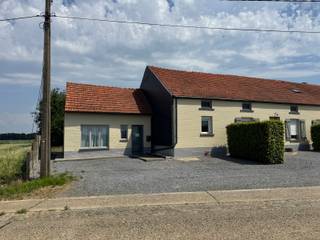 Uitstekend gelegen instapklare woning (half-open bebouwing) met 2-3 slaapkamers. (De slaapkamer op zolder dient nog verder afgewerkt te worden)Je...