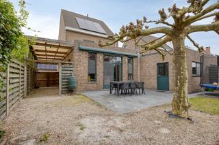 This house has the following layout:GROUND FLOOR:- Entrance hall on tiled floor with access to the garage & living areas.- Living room with access...