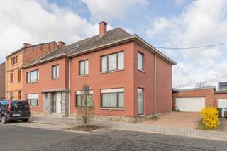 Deze ruime halfopen bebouwing is gelegen op een toplocatie in Mechelen en biedt een uitzonderlijke opportuniteit voor wie op zoek is naar een...