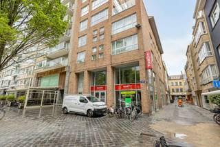 This commercial corner building is located right on the lively Vegetable Market. Due to its location and large windows, you can enjoy optimal visibility and a constant stream of passers-by throughout the day.Thanks to the large, impressive windows, the building not only enjoys a sea of natural light, but you also have the perfect shop window to put your business in the spotlight.The building has a total usable floor area of no less than approximately 405 m², spread over two levels:The property currently has a fully open structure. This means that you can still decorate the two floors entirely according to your own taste, hand and needs.Whether it's storage, a large showroom, separate office spaces or a trendy concept store, this building meets all contemporary requirements in terms of space and flexibility.There is a convenient gate on the side of the building, making loading and unloading a breeze.You can effortlessly move heavier items or goods to the upper floor thanks to the internal freight elevator.There is the possibility of creating an internal garage, an invaluable asset in the busy city center.Upstairs, there is also a practical room with its own kitchenette—the ideal, separate lunch room or canteen for you and your staff.Are you ready to realize your entrepreneurial dream here?Don't hesitate to contact us today for more information or to schedule a viewing!