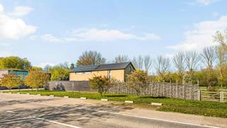 Op een uitzonderlijk perceel van maar liefst 7.893m² bevindt zich deze instapklare en energiezuinige karakterwoning op een werkelijk unieke locatie in Herk-de-Stad. Hier woont u in alle rust, omringd door natuur, met een adembenemend weids zicht dat nooit verveelt.<br /><br />Achter de idyllisch kronkelende waterloop van de Herk strekt het prachtige groene domein van Kasteel Gasterbos zich uit. Deze uitzonderlijke setting vormt het natuurlijke decor van uw tuin en garandeert een blijvend open zicht en een ongeëvenaard gevoel van vrijheid.<br /><br />De natuurlijke, prachtig aangelegde tuin biedt maximale privacy – hier geniet u zonder enige inkijk van buren. Het brede, kronkelende water, het omliggende groen landschap en de beboste omgeving zorgen voor een unieke woonbeleving.<br />Het verwarmde zwembad met overkapping maakt het plaatje compleet. In alle seizoenen geniet u hier van ontspanning, rust en comfort, volledig in harmonie met de natuur.<br /><br />De woning werd zeer degelijk en smaakvol afgewerkt met kwalitatieve materialen en straalt karakter én hedendaags comfort uit. Dankzij de EPC-score B woont u hier niet alleen stijlvol, tijdloos maar ook energiezuinig.<br /><br />Gelijkvloers<br />Bij het betreden van de woning ervaart u meteen het gevoel van licht en ruimte.<br />De ruime goed uitgeruste open keuken met prachtig zicht op de natuurlijke tuin en het omliggende groen. Hier kookt en leeft u met de seizoenen als decor. Open leefruimte met grote raampartijen en aan twee zijden zicht op de tuin en de terrassen, wat zorgt voor een uitzonderlijke connectie tussen binnen en buiten.Vooraan geniet u van een ommuurde, beschutte zone, ideaal voor extra privacy en geborgenheid. Praktische wasplaats/berging met voldoende opbergruimte.<br />De woning heeft een volledig betonnen kelder, wat tal van mogelijkheden biedt (stockage, hobbyruimte, wijnkelder, werkplaats…).<br /><br />Verdieping<br />Masterbedroom met aansluitende badkamer en dressing – een volwaardige privésuite.<br />Extra multifunctionele aansluitende ruimte die perfect kan dienen als bureau, speelkamer of hobbyruimte.<br />Twee ruime slaapkamers, ideaal voor kinderen, gasten of bureau.<br />Aparte badkamer uitgerust met douche, toilet, wastafel én een sauna – pure wellness in eigen huis.<br /><br />Multifunctioneel bijgebouw<br />Het afzonderlijke bijgebouw biedt uitzonderlijke mogelijkheden:<br />Eigen sauna en badkamer<br />Logeerplek<br />Gezellige leefruimte<br /><br />Ondanks de uitzonderlijke rustige ligging, geniet u van een uitstekende bereikbaarheid:<br /><br />De E314 bereikt u op slechts enkele minuten<br />Ook de E313 is vlot toegankelijk<br />Het centrum van Hasselt ligt op slechts 15 minuten rijden<br />Hier combineert u moeiteloos natuur, privacy en bereikbaarheid.<br /><br />Buitengewone kenmerken:<br />Unieke, groene topligging in Herk-de-Stad<br />Karaktervolle architectuur<br />Zwembad met overkapping<br />Instapklaar<br />EPC-score B<br />100% privacy<br />Kwalitatieve materialen<br />Zonnepanelen<br />Multifunctioneel bijgebouw<br />Weids, blijvend groen zicht<br /><br />Een zeldzame opportuniteit voor wie exclusief en discreet wil wonen in een uitzonderlijke natuurlijke omgeving.