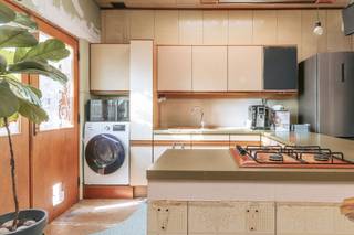 <p>Ben je op zoek naar een woning waar je jouw eigen ideeën en stijl volledig in kwijt kunt? Deze woning is <strong>te renoveren</strong> en verder af te werken, maar biedt vooral <strong>heel wat mogelijkheden</strong> om er een fijne thuis van te maken.</p><p>Via de inkomhal kom je meteen in de <strong>ruime leefruimte</strong>. Hier is plaats genoeg voor een gezellig salon én een volwaardige eetruimte. Achteraan bevindt zich de keuken, met aansluitend een <strong>veranda</strong> die uitkijkt op de <strong>grote tuin</strong>. Een plek waar je vandaag al voelt hoeveel potentieel de woning heeft. Ook een apart toilet is voorzien op het gelijkvloers.</p><p>Op de eerste verdieping vind je een ruime slaapkamer en de <strong>gerenoveerde badkamer </strong>met inloopdouche.</p><p>En ook op de tweede verdieping zijn er nog mogelijkheden. Dankzij de <strong>vaste trap</strong> is de zolderverdieping gemakkelijk bereikbaar en kan je deze ruimte verder invullen zoals het bij jou past. Zoals een extra slaapkamer, een rustige thuiswerkplek of gewoon als praktische bergruimte.</p><p>Geen volledig afgewerkt verhaal, wel een woning met ruimte, mogelijkheden en vooral de vrijheid om er helemaal jouw eigen plek van te maken.</p><p>Troeven: Gerenoveerde badkamer - EPC C - grote tuin - rustige buurt </p>