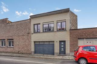 <strong>Instapklare bel-etage met royale garage in Vilvoorde</strong><br /><br /><br />Aan de Blaesenbergstraat 65 ontdek je een woning die meer biedt dan je zou verwachten. Met een totale oppervlakte van 242m² en 122m² bewoonbare ruimte, vind je hier een instapklare bel-etage waar comfort en mogelijkheden samenkomen.<br /><br />Op het <strong>gelijkvloers </strong>springt vooral de gigantische garage in het oog, met daarachter een ruime berging. Ideaal voor wie nood heeft aan extra opslag, een atelier of een plek om je hobby’s alle ruimte te geven.<br /><br />De <strong>eerste verdieping</strong> vormt het hart van de woning: een lichte woonkamer waar je je meteen thuis voelt, een praktische keuken en een handige berging. Verder zijn er drie slaapkamers die zich vlot laten invullen als master, kinderkamer of bureau. De badkamer met douche maakt het geheel compleet.<br /><br />Een tuin ontbreekt, maar de strategische ligging maakt veel goed. Je woont hier rustig en toch vlakbij het bruisende centrum van Vilvoorde, met winkels, scholen en openbaar vervoer binnen handbereik.<br /><br />Een woning die klaarstaat voor een nieuw hoofdstuk, plan je bezoek via onze website, of contacteer Luisa: 0498 88 81 70 of luisa.simonian@living-stone.be. Tot snel!