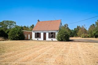 <p><span>Locatie<br /></span><span>Je vindt deze eigendom langs de Doornzeelsestraat in Evergem.<br />Aan de ene kant kijk je uit over open weiland en bomen, aan de andere kant zit je op enkele minuten van de R4 en de bedrijvigheid van de kanaalzone.<br />Het centrum van Evergem met winkels, scholen, bakker en slager bereik je in een handvol minuten. <br />Gent-centrum ligt op ongeveer een kwartier rijden. <br /><br /></span><span>Hoevewoning op royaal perceel van 5.072m²<br /></span><span>Je komt binnen in de leefruimte die groot genoeg is voor een zithoek aan de houtkachel en een eetplek.<br />Via een dubbele deur stap je door naar de keuken. <br />Die is uitgerust met een klassieke witte keukeninrichting, oven en kookplaat, en een extra gaskachel tegen een donkere tegelwand. <br />Rondomrond is er uitzicht op de tuin.<br />Op het gelijkvloers vind je verder de badkamer en een berging onder de trap.<br />Boven is er een ruime slaapkamer en een zolderruimte.<br /><br />Het geheel staat op een perceel van maar liefst 5.072 m², bestaande uit een grote open weide voor en naast de woning, en een bosperceel achteraan.<br />Er is een garage en tuinatelier.<br />De woning vraagt een totaalrenovatie.<br /><br /></span></p><p><span>Stedenbouwkundig gelegen in Koppelingsgebied K2: hou rekening met de voorschriften</span></p>