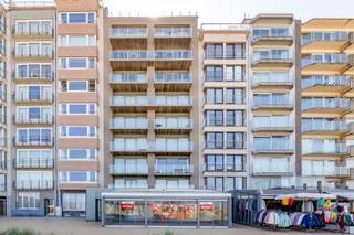 Espace commercial extrêmement spacieux à louer, situé au centre de la Zeedijk de Nieuwpoort-Bad, dans l'imposante résidence Neptune I.Convient à...