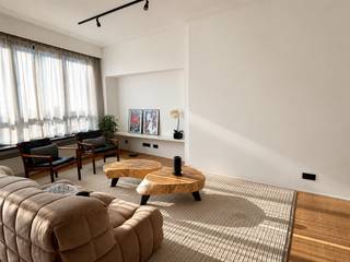 Dit gemeubeld appartement geniet van een uiterst centrale ligging in de kern van het historisch centrum en als het ware in de tuin van ‘Antwerpens Mooiste’.<br /><br />Pal in het authentieke en pittoreske hart van Antwerpen. Tal van gezellige bars, lekkere restaurants, shoppingcentra en trendy winkels alsook tal van andere ‘hotspots’ vindt u in de onmiddellijke omgeving en zijn vlot te voet bereikbaar. De voornaamste metrolijnen liggen eveneens op wandelafstand.<br /><br />Doorheen het appartement ligt een mooie massieve parketvloer.<br /><br />De leefruimte is open en licht met aansluitend de open keuken met kookeiland. Deze is spiksplinternieuw en volledig geïnstalleerd met moderne toestellen en voorzien van dubbele spoelbak, vaatwasser, koelkast met vriesvak, combi-oven en inductiekookplaat met ingebouwde afzuiging.<br /><br />Ruime masterbedroom met dressingwand. Luxueuze en suite badkamer met ruime inloopdouche en dubbel lavabomeubel, dit alles in een klassevolle marmerlook.<br /><br />De tweede slaapkamer heeft eveneens een kastenwand waarin een lavabomeubel netjes is weg gewerkt met aansluitend een inloopdouche. Deze ruimte kan ook gebruikt worden als apart bureau.<br />Aparte berging met was- droogautomaat.<br /><br />Gemeenschappelijke lasten: 100 Euro.<br />De nutsvoorzieningen (gas, water en elektriciteit) zijn privatief op te nemen. <br /><br />Onmiddellijk beschikbaar.