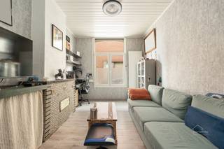 <p><span>Volledig gerenoveerde woning met vier slaapkamers in Merksem</span></p><p><span>Instapklaar wonen in Merksem? Deze recent en volledig gerenoveerde woning biedt 140 m² bewoonbare oppervlakte, vier volwaardige slaapkamers en modern comfort, in een rustige buurt met alles binnen handbereik.</span></p><p><span>Indeling</span></p><p><span>De lichtrijke woonkamer vormt het hart van de woning, met warme accenten en een open verbinding naar de eetruimte. Aansluitend vindt u de moderne open keuken, uitgerust met inductiekookplaat, oven, dampkap, spoelbak en ruime bergkasten.</span></p><p><span>De badkamer bevindt zich op hetzelfde niveau en is voorzien van een inloopdouche, toilet en aansluitingen voor wasmachine en droogkast.</span></p><p><span>De vier slaapkamers genieten allemaal van veel natuurlijk licht en zijn flexibel in te richten als slaapkamer, bureau of hobbyruimte. Zeldzaam in dit segment, want vier volwaardige kamers vindt u in deze prijsklasse niet snel.</span></p><p><span>Troeven</span></p><ul><li><span>140 m² bewoonbare oppervlakte</span></li><li><span>Vier volwaardige slaapkamers</span></li><li><span>Volledig gerenoveerd en instapklaar</span></li><li><span>EPC label B dankzij goede isolatie en verzorgde ramen</span></li><li><span>Moderne open keuken met inductie</span></li><li><span>Badkamer met inloopdouche en aansluitingen voor wasmachine en droogkast</span></li><li><span>Rustige ligging, vlot bereikbaar richting centrum Antwerpen</span></li></ul><p><span>Belangrijk om te weten</span></p><p><span>Deze woning heeft geen tuin. Voor wie liever geen tijd steekt in onderhoud, is dat net een voordeel: alle ruimte zit binnen, waar u ze het meest gebruikt.</span></p><p><span>Ligging</span></p><p><span>Merksem biedt scholen, winkels, horeca en openbaar vervoer op wandel of fietsafstand, met een vlotte verbinding naar het centrum van Antwerpen en de ring.</span></p><p><span>Interesse? Contacteer ons voor een bezoek ter plaatse.</span></p><p><span>Jessica Wojcik</span></p><p><span><span>Jessica@homeforyou.be</span></span></p><p><span>+32 488 24 97 20</span></p><p><span>7/7 bereikbaar</span></p><p><span> </span></p>
