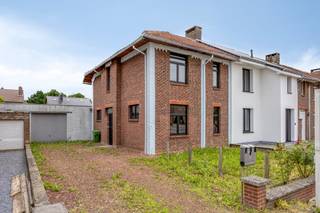 <p>Deze renovatiewoning is gelegen op een ruim halfopen perceel nabij het ziekenhuis van Tongeren en vormt een uitstekende opportuniteit voor wie op zoek is naar een woning die volledig naar eigen smaak kan worden vernieuwd. Dankzij de centrale ligging bevinden zowel het centrum als het station zich op wandelafstand, waardoor je geniet van een vlotte verbinding met alle voorzieningen die de stad te bieden heeft.</p><p></p><p>Bij het betreden van de woning ontdek je een pand met tal van mogelijkheden. De bestaande ruimtes kunnen worden aangepast en ingericht volgens jouw woonwensen, waardoor je de kans krijgt om een eigentijdse en comfortabele thuis te creëren die volledig aansluit bij jouw levensstijl.</p><p></p><p>Een van de grote troeven van deze eigendom is het ruime halfopen perceel. Dit biedt niet alleen extra privacy en lichtinval, maar creëert ook mogelijkheden voor een aangename buitenruimte waar je in alle rust kunt genieten. Daarnaast beschikt de woning over een grote garage, ideaal voor het stallen van voertuigen, het creëren van extra opslagruimte of het uitoefenen van een hobby.</p><p></p><p>De ligging vormt zonder twijfel een belangrijke meerwaarde. Het ziekenhuis van Tongeren bevindt zich in de onmiddellijke omgeving, terwijl winkels, scholen, horeca, openbaar vervoer en het station eenvoudig te voet bereikbaar zijn. Ook de verbinding naar omliggende gemeenten verloopt bijzonder vlot.</p><p></p><p>Ben je op zoek naar een renovatieproject met potentieel, een ruime garage en een centrale ligging nabij het centrum van Tongeren, dan is deze woning zeker een bezoek waard. Ontdek zelf de mogelijkheden die deze eigendom te bieden heeft.</p>