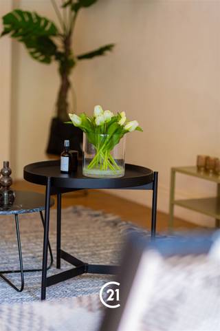 <p>Gelijkvloers appartement op toplocatie in Gent.</p><p>Op een bijzonder centrale locatie aan de Hubert Frère-Orbanlaan, vindt u dit lichtrijke gelijkvloers appartement met zicht op het Zuidpark. Met een tram- en bushalte op slechts enkele meters, is het centrum, winkels en dagelijkse voorzieningen vlot bereikbaar.</p><p>Het appartement beschikt over een ruime en lichtrijke leefruimte met een aangename indeling. De aparte keuken is uitgerust met een keukeneiland en sluit aan op een handige berging. Vanuit de keuken heeft u bovendien rechtstreeks toegang tot het terras.</p><p>Verder beschikt het appartement over twee slaapkamers en een badkamer met een inloopdouche.<br />Bij deze eigendom hoort eveneens een privatieve kelderberging.</p><p>Bent u op zoek naar een comfortabel gelijkvloers appartement op een centrale locatie in Gent? Wie weet wordt deze eigendom wel uw nieuwe thuis.<br />Contacteer ons voor meer informatie en het inplannen van een bezoek ter plaatse.</p>