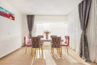 Gezellige gerenoveerde woning met 3 slaapkamers en zonnepanelen<br />Deze gezellige , gerenoveerde woning biedt een comfortabele thuis met verschillende recente vernieuwingen. Dankzij de uitgevoerde renovaties combineert de woning charme met hedendaags wooncomfort.<br /><br />Op de benedenverdieping bevindt zich een ruime en lichtrijke living, een praktische keuken en een nieuwe veranda waar je het hele jaar door kan genieten van extra licht en ruimte.<br />Op de bovenverdieping zijn er drie slaapkamers en een badkamer met bad en toilet.<br /><br />De woning werd de voorbije jaren op verschillende vlakken vernieuwd. Zo werd er een nieuw dak geplaatst, zijn er nieuwe ramen en deuren en beschikt de woning over zonnepanelen, wat bijdraagt aan een energiezuiniger verbruik.<br /><br />Indeling:<br /><br />Ruime living<br />Keuken<br />Nieuwe veranda<br />3 slaapkamers<br />Badkamer met bad en toilet<br /><br />Extra troeven:<br /><br />Nieuw dak<br />Nieuwe ramen en deuren<br />Zonnepanelen<br />Recente renovaties<br />Nieuwe cv condensatieketel<br /><br />Een ideale woning voor wie op zoek is naar een gezellige thuis met reeds uitgevoerde vernieuwingen.<br />Interesse? Neem gerust contact op voor meer informatie of een bezichtiging.