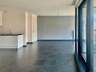 <p><span>Appartement de 2 chambres dans une petite résidence à Ename.</span></p><p><span> </span></p><p><span>AGENCEMENT</span></p><p><span>L'appartement est situé au premier étage.</span></p><p><span>Il comprend un salon avec cuisine ouverte et un débarras attenant.</span></p><p><span>Il dispose également de toilettes séparées, de 2 chambres et d'une salle de bains avec douche à l'italienne.</span></p><p><span>Une terrasse donnant sur la rue est attenante au salon et une deuxième terrasse se trouve à l'arrière, près des chambres.</span></p><p><span>Il y a également un local à vélos commun et un abri de voiture individuel.</span></p><p><span> </span></p><p><span>INFORMATIONS PRATIQUES</span></p><p><span>L'appartement est disponible immédiatement.</span></p><p><span>Demandez une visite via notre site immodhondt.be</span></p>