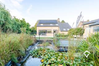 Deze villa is gelegen op een grondoppervlakte van 1810 m² op een topligging te Koekelare. <br /><br />Deze woning volledig omgeven door een prachtige tuin, bestaat uit: op het gelijkvloers een inkomhal met vestiaire en afzonderlijk toilet - ruime en lichtrijke leefruimte met zit- en eethoek en bureelruimte - volledig uitgeruste open keuken met eethoek - wasplaats/berging - kelder - garage - slaapkamer/bureau met afzonderlijke ingang en een ingerichte zolder/slaapkamer, voorzien van een toilet. Op de bovenverdieping: nachthal - 4 volwaardige slaapkamers met inbouwkasten - een vernieuwde badkamer met inloopdouche, ligbad, toilet en 2 wastafels.<br /><br />Deze eigendom beschikt ook over een prachtig aangelegde tuin met 2 gezellige zonneterrassen en een losstaande garage van ongeveer 38 m². Vanuit de tuin heeft u zicht op Koekelare berg.<br /><br />Troeven van deze woning: <br />- energiezuinig (Label-B) <br />- voorzien van zonnepanelen en zonneboiler<br />- vloerverwarming aanwezig <br />- regenwaterput van 10.000 liters <br />- bewoonbare oppervlakte van 263m² <br />- ruime oprit met plaats voor meerdere wagens <br /><br />Deze woning is ideaal voor grote gezinnen of wie wonen en werken wil combineren. Contacteer ons voor een bezoek ter plaatse.