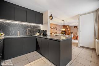 In de Sint-Jansstraat te Diest vind je dit instapklare duplexappartement op de eerste en tweede verdieping van een residentie uit het bouwjaar 2002.<br /><br />Dankzij de centrale ligging bereik je winkels, eetgelegenheden, scholen en het openbaar vervoer vlot te voet of met de fiets. Het appartement beschikt over een open leefruimte met zithoek en eetplaats, en directe toegang tot het overdekte terrasje. Aansluitend tref je de nieuw geïnstalleerde keuken aan.<br /><br />Via de trap in de woonkamer bereik je de nachthal op de tweede verdieping, waar zich een ruime slaapkamer onder het dak bevindt met een karakteristiek afgeronde raampartij. De badkamer is ingericht met een hoekbad, een dubbele wastafel en een dakraam dat zorgt voor natuurlijk daglicht. In het ondergrondse complex beschik je over een privatieve autostaanplaats met een eigen laadpaal en een afgesloten privatieve kelderberging.<br /><br />Op het vlak van energiezuinigheid is de woonst uitgerust met een condenserende gasketel uit 2022 en aircotoestellen in zowel de leefruimte als de slaapkamer om te koelen en te verwarmen, waardoor je het hele jaar door een aangenaam binnenklimaat behoudt. Dit appartement heeft een EPC B waardoor er geen renovatieplicht geldt.<br /><br /><u><strong>INDELING</strong></u><br /><strong>Gelijkvloers: </strong>Gemeenschappelijke inkomhal en traphal.<br /><strong>1ste verdieping:</strong> Inkomhal, toilet, woonkamer met eetplaats, open keuken, balkon, wasberging.<br /><strong>2de verdieping:</strong> Nachthal, 2 slaapkamers, badkamer met ligbad en dubbele wastafel, toilet. <br /><strong>Kelder:</strong> Privatieve ondergrondse autostaanplaats, privatieve kelderberging.<br /><br />Ervaar zelf de vele voordelen van deze woning tijdens een persoonlijke rondleiding.<br />Maak vandaag nog je afspraak.<br />Mail naar info@immopersyn.be of bel 013 444 008.