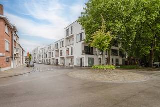 INDELING: Gelijkvloers: - inkomhal met gastentoilet- lichtrijke ruime leefruimte met volledig ingerichte open keuken- praktische bergruimte - tuin...