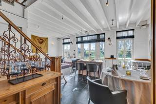 Voor meer info of een bezoek, bel 053 59 49 34 - Deze uitzonderlijke eigendom, afgewerkt met kwalitatieve materialen en gelegen op een perceel...