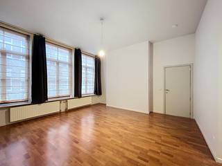 Op zoek naar een rustige woonplek in het centrum van Brugge? Dit charmante gelijkvloers appartement ligt op een toplocatie, vlak bij het Koningin Astridpark en op wandelafstand van winkels, restaurants en het historische stadscentrum.Het appartement biedt alle comfort voor wie wil genieten van het stadsleven in alle rust.Indeling:Inkomhal - woonkamer (18 m²) - eethoek (14 m²) - open ingerichte keuken met combi/microgolfoven, kookplaat, dampkap, frigo, dubbele spoelbak en kasten - slaapkamer (8 m²) - badkamer met lavabo, spiegel, ligbad, toilet en aansluiting voor wasmachine - kelder - terrasAlgemeen: - Huurprijs: € 775/maand + €25,00/maand forfait gem. kosten- Beschikbaar: 01/08/2026De snelste manier om een bezoek te brengen aan dit pand? Vraag je bezoek aan via de roze knop op onze website (www.dewaele.com) en je wordt gecontacteerd door één van onze verhuurexperten.