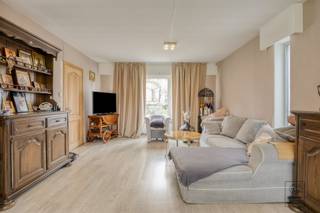 <p>Deze aangename gezinswoning met 3 slaapkamers bevindt zich in een rustige, doodlopende straat nabij het centrum van Sint-Lenaarts (Brecht). Indeling: u betreedt de woning via de inkomhal met apart gastentoilet en praktische berging. Van hieruit kom je in de leefruimte, waar de grote schuiframen achteraan zorgen voor een aangename connectie met de tuin (zuidoost gericht) en een mooie natuurlijke lichtinval. Aansluitend treffen we de keuken, die is uitgerust met een gaskookvuur, dubbele spoelbak en vaatwasser. Op de eerste verdieping bevinden zich drie comfortabele slaapkamers en een verzorgde badkamer met dubbele lavabo, toilet en een ruime inloopdouche. Een extra troef is de afgewerkte zolder, momenteel ingericht als dressing en bereikbaar via een vlizotrap. Tot slot beschikt de woning over een garage.<br /><br />Extra: <br />- EPC-klasse D (319 kWh / m² jaar -> GEEN renovatieverplichting!), elektriciteit conform<br />- Watertoets: perceelscore A, gebouwscore A<br />- Woongebied, Gmo, Gvkr, stedenbouwkundige informatie in aanvraag<br />- Niet opgenomen in het maatregelenregister<br /><br />Voor meer info ga naar www.coenenvastgoed.be of bel 03/375.82.92</p>