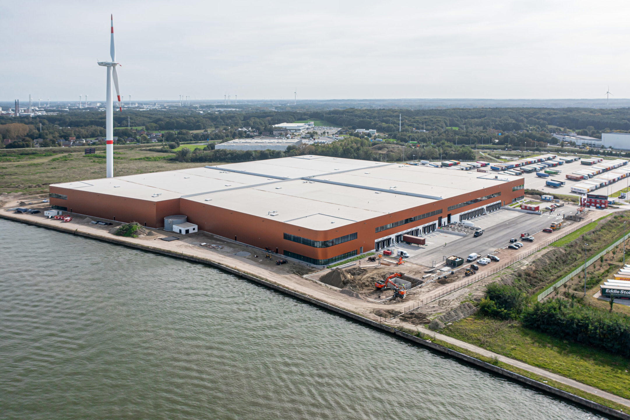 Magazijn Unit E - 9.501m² met mezzanine 2.306m²  gelegen tussen het Albertkanaal en de E313 - foto 2
