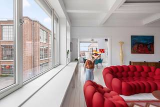 Uniek wonen én werken op de site van spinnerij Leurent<br />Ooit klopte hier het hart van de spinnerij Leurent, gekend als de Groote Fabrieke . Deze woning deed dienst als kantoorgedeelte. Vandaag schrijft ze een heel ander verhaal.<br />Op de eerste verdieping is een prachtig, vergund woongedeelte ontstaan. Via een majestueuze trap ga je naar boven en via de gang stap je binnen in een living met een absoluut wauw-gehalte: grote vensters met maximale lichtinval, adembenemende ruimtes met een bijzonder rustgevend gevoel. Bovendien geniet je van een prachtig zicht op de gerenoveerde spinnerij, een unieke blikvanger die je nergens anders vindt. Elke ruimte in deze woning baadt in het licht.<br />Vanuit de ruime, gezellige keuken wandel je zo naar buiten op het heerlijk zonnige, zuidwestgerichte terras.<br />Voor het nachtelijke comfort zorgen drie slaapkamers en twee badkamers. Dankzij de ruime gangkasten berg je je kledij netjes weg, zonder gedoe. Een praktische berging, ideaal als wasplaats, maakt het plaatje helemaal compleet.<br />Beneden ligt nog een wereld aan mogelijkheden te wachten. Dit gedeelte staat momenteel casco en staat nog ingeschreven of vergund als kantoorruimte, maar het potentieel is enorm: denk aan een praktijkruimte voor een tandarts, huisarts, kinesist, logopedist, apotheek, een kapperszaak of schoonheidsinstituut, een advocaten- of boekhoudkantoor, mogelijkheden genoeg... (af te toetsen bij de dienst omgeving). <br />Links van het gebouw, onderaan het terras, vind je een eigen autostaanplaats. Voor bezoekers is er extra parking voorzien op de site van de spinnerij. <br />Dit gebouw is vrij van gemeenschappelijke kosten.<br />Karakter, geschiedenis én potentieel. Dit beschermd gebouw heeft het allemaal. Benieuwd naar wat het jou te bieden heeft? Bel Patricia van Maison R via 0479 368 349 . Zij laat jou met veel plezier genieten van deze topper!